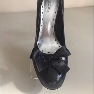 BCBG Black round toe laser cut w/satin bow  8.5
